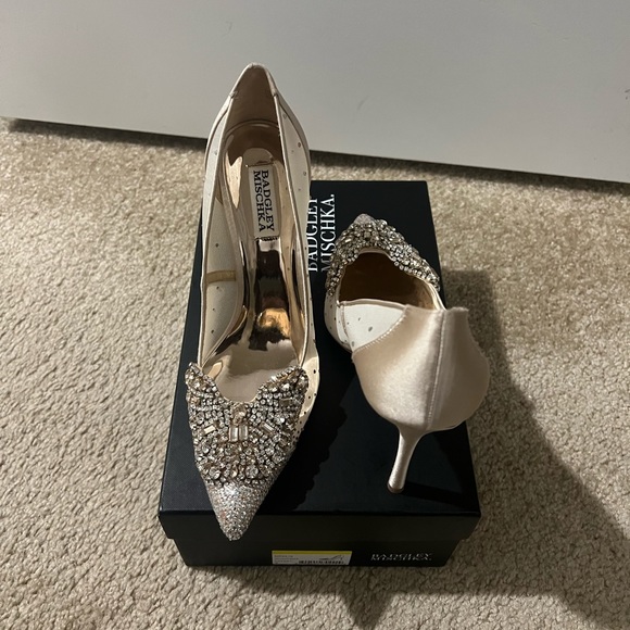 badgley mischka quintana crystal embellished pump